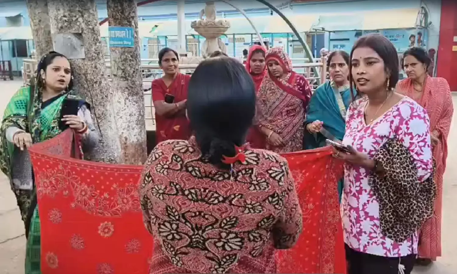 Bhind hospital delivery news: भिंड अस्पताल की लापरवाही का वीडियो वायरल: खुले में प्रसव, जांच के आदेश Bhind hospital delivery news: भिंड अस्पताल की लापरवाही का वीडियो वायरल: खुले में प्रसव, जांच के आदेश