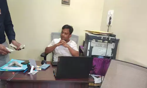 रिश्वत लेते हुए सब इंजीनियर प्रदीप बघेल