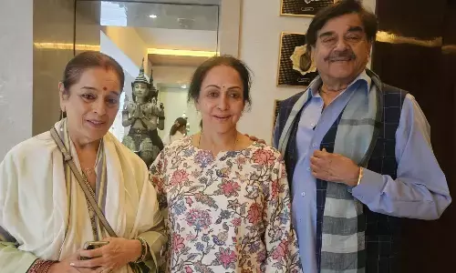 शत्रुघ्न सिन्हा ने अपनी पत्नी पूनम सिन्हा के साथ हेमा मालिनी से की मुलाकात।