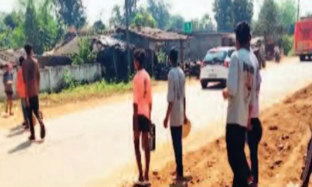 एर्राबोर हॉस्टल  का बुरा हाल : थाली में खाना लेकर NH 30 को पार करते हैं छात्र