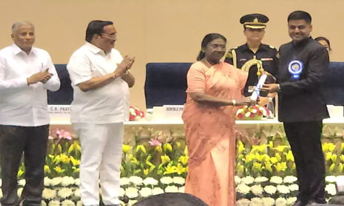 सम्मान प्राप्त करते हुए कलेक्टर जितेन्द्र यादव