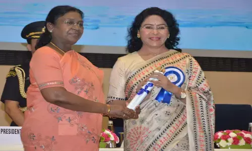 राष्ट्रपति द्रौपदी मुर्मू से सम्मान प्राप्त करती हुईं कलेक्टर दिव्या मिश्रा