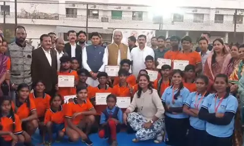 विजेता खिलाड़ियों के साथ मंत्री टंक राम वर्मा और सांसद बृजमोहन अग्रवाल