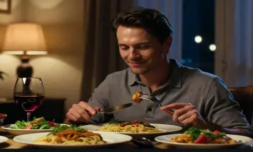 देर रात खाना खाता हुआ लड़का