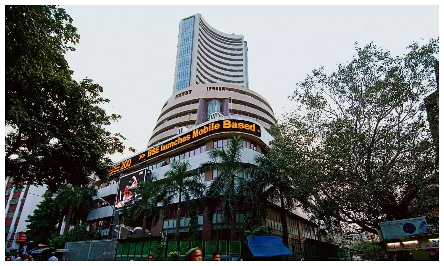 कमजोर वैश्विक संकेतों के बीच सेंसेक्स में 76.22 अंक की तेजी, 25,921 के ऊपर कमजोर वैश्विक संकेतों के बीच सेंसेक्स में 76.22 अंक की तेजी, 25,921 के ऊपर