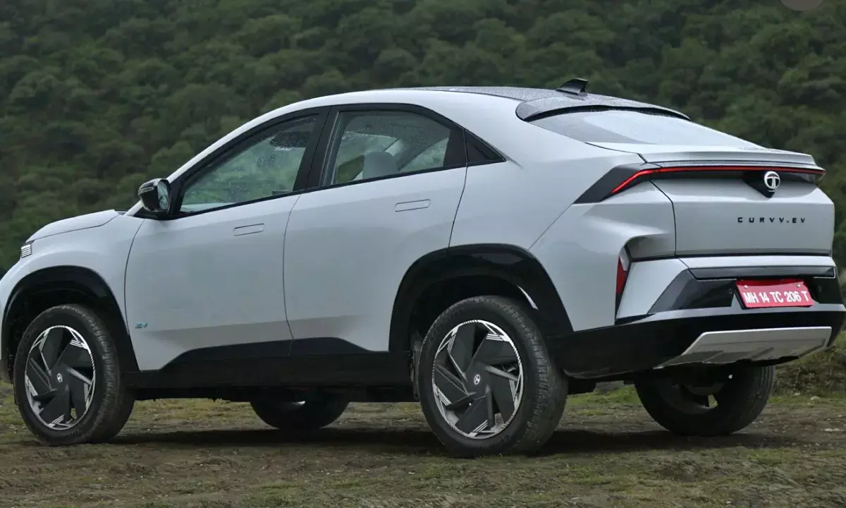 कंपनी 4 मीटर से बड़ी कारों और SUVs में देगी CNG और हाइब्रिड इंजन, अंडरबॉडी टैंक मिलेगा