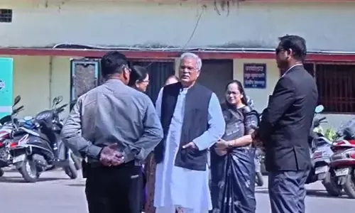 पूर्व सीएम भूपेश बघेल बेटे चैतन्य बघेल से मुलाकात करने सेंट्रल जेल पहुंचे