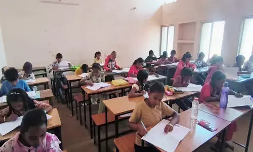 स्वामी आत्मानंद स्कूल परपोड़ी में परीक्षा का तीसरा चरण सम्पन्न, बच्चों ने चेक की एक-दूसरे की OMR शीट