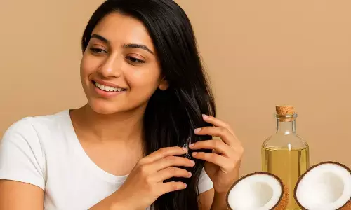 बालों की देखभाल करती महिला