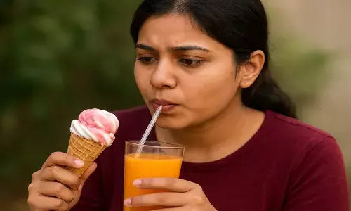 ठंड में गलत चीजें खाती महिला