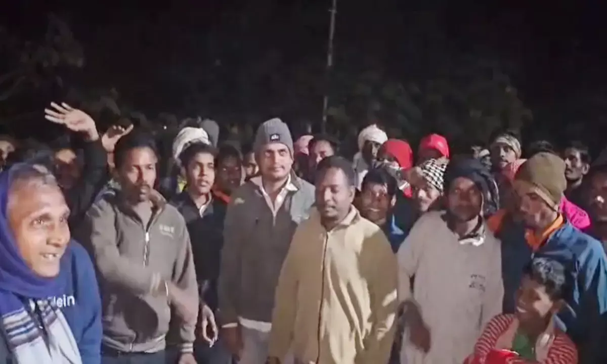 प्रदर्शन करते हुए ग्रामीण