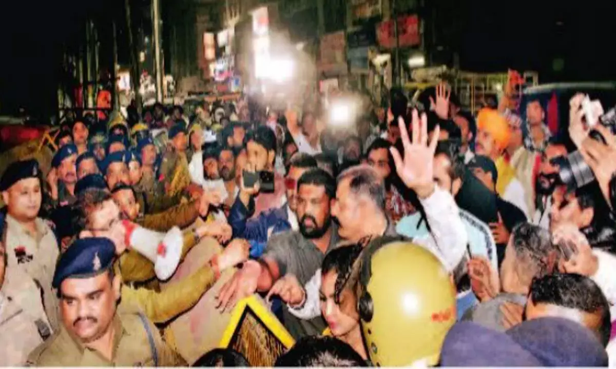 करणी सेना का अध्यक्ष पहुंचा रायपुर : पुलिस अफसरों को दी थी धमकी, गिरफ्तारी के बाद मिली जमानत