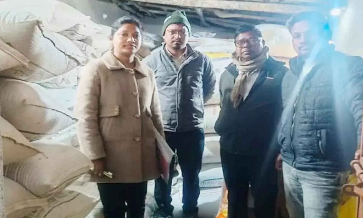 पड़ोसी राज्यों से लाया गया 300 कट्टा धान जब्त कर सीलबंद किया