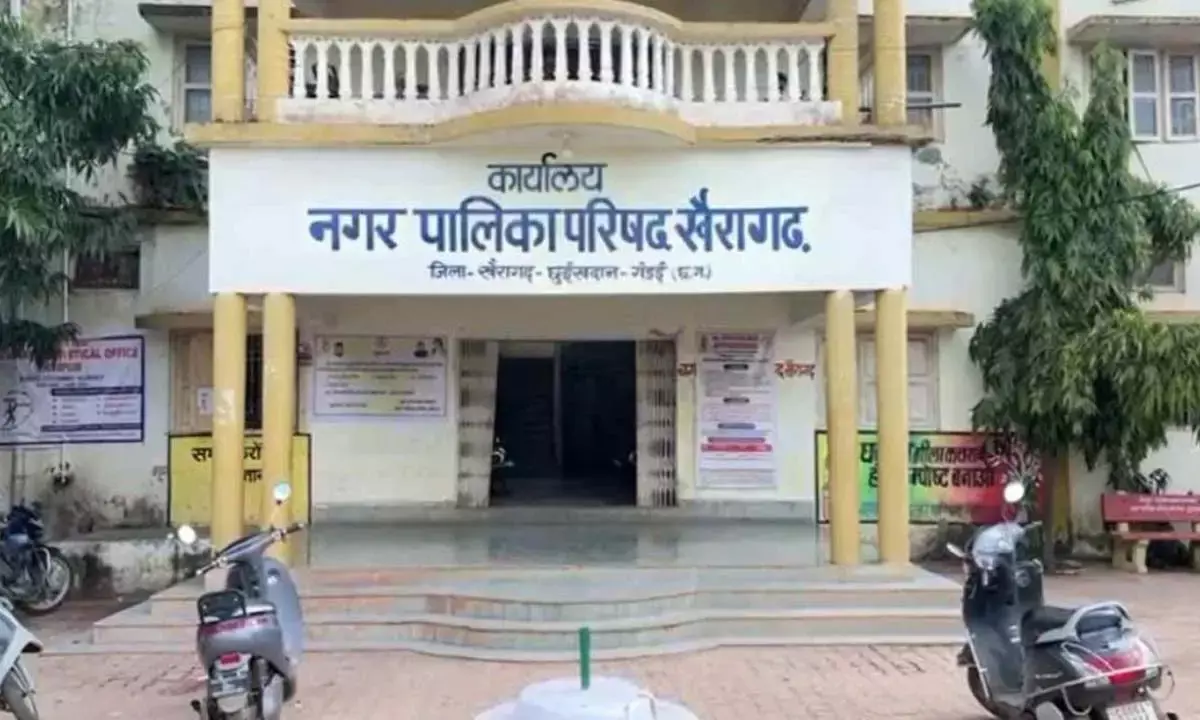 खैरागढ़ में दुकान नीलामी घोटाला : गंभीर अनियमितताओं पर CMO और राजस्व निरीक्षक सस्पेंड