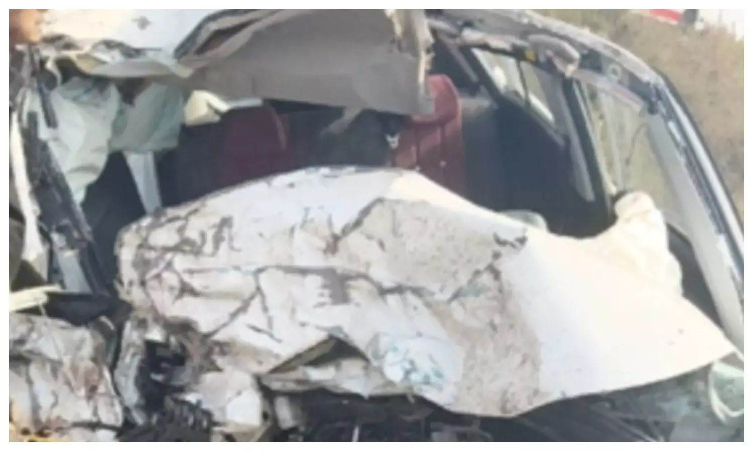 दोस्त की शादी से लौटते समय कार ट्रक में घुसी, 3 वेटनरी डॉक्टरों की मौत, 4 घायल