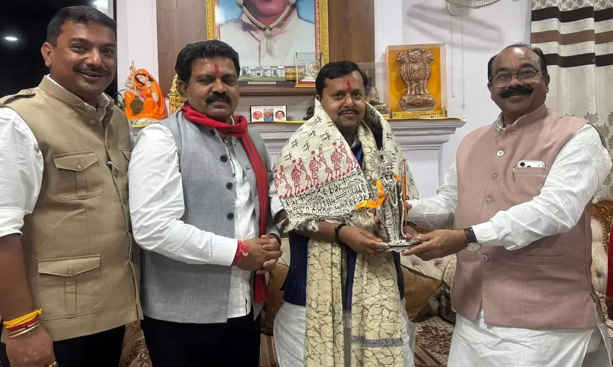 नितिन नवीन को बधाई देते हुए दोनों डिप्टी सीएम और विधायक शुक्ला