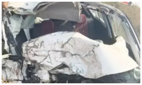 दोस्त की शादी से लौटते समय कार ट्रक में घुसी, 3 वेटनरी डॉक्टरों की मौत, 4 घायल