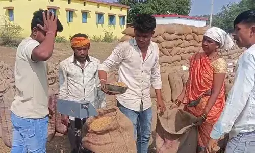 भयंकर लापरवाही के बीच चल रही खरीदी : किसान खुद उठा रहे बोरे, स्वयं तौल रहे धान, प्रभारी भी नदारद