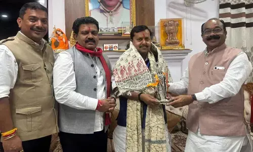 नितिन नवीन को बधाई देते हुए दोनों डिप्टी सीएम और विधायक शुक्ला