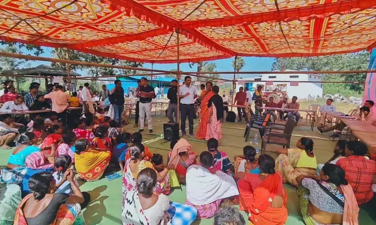 हिड़मा के गांव में सरकार : मौत के बाद सन्नाटा, पर राशन कार्ड, जाति प्रमाणपत्र को समझने शिविर में भीड़