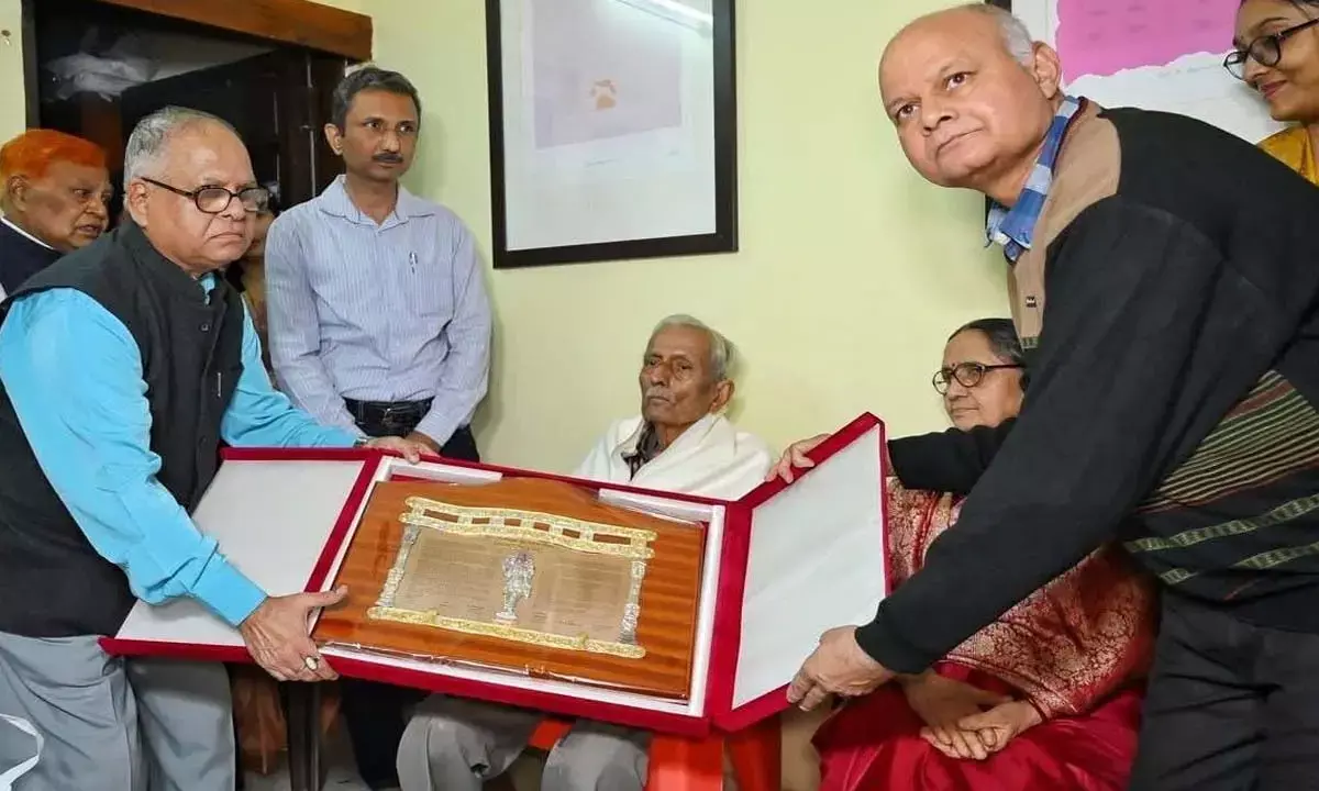 वाग्देवी की प्रतिमा प्रदान करते हुए ज्ञानपीठ के महाप्रबंधक