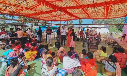 हिड़मा के गांव में सरकार : मौत के बाद सन्नाटा, पर राशन कार्ड, जाति प्रमाणपत्र को समझने शिविर में भीड़