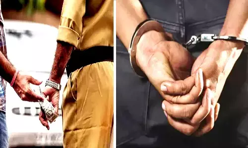 Policeman caught taking bribe in Ghaziabad