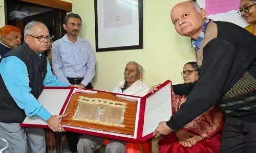 वाग्देवी की प्रतिमा प्रदान करते हुए ज्ञानपीठ के महाप्रबंधक