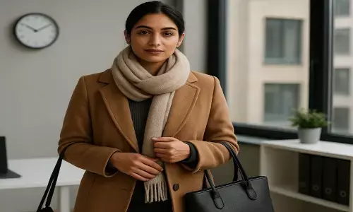 सर्दियों में महिला का ऑफिस लुक