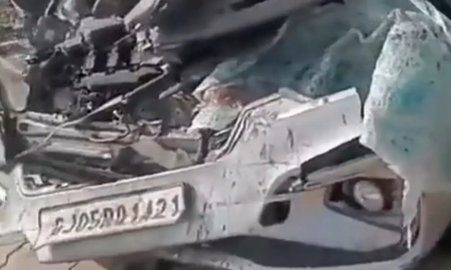 दिल्ली मुंबई एक्सप्रेस-वे पर हादसा, चलते ट्राले में पीछे से घुसी कार, चार घायल