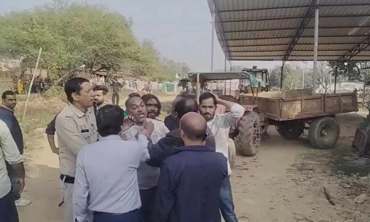 ग्रामीणों और बदमाशों के बीच हुई झूमाझटकी