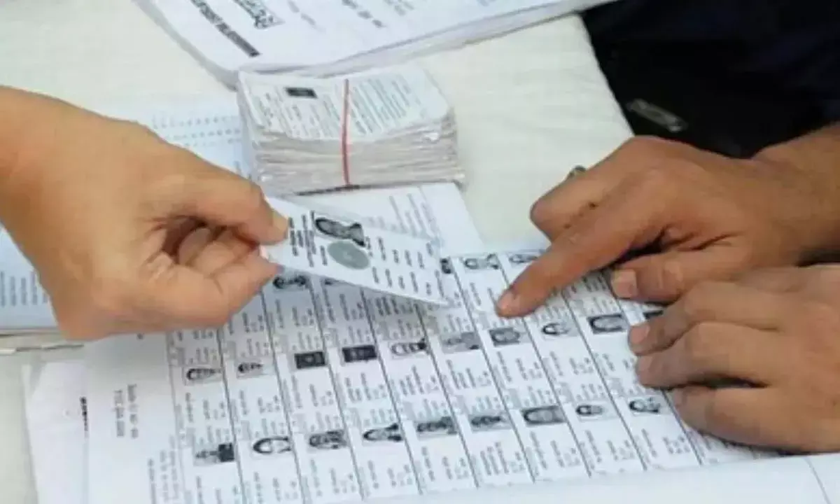 निर्वाचन आयोग का दावा : 99 फीसदी वोटरों को बांटे एसआईआर फार्म, लोग कह रहे मिला ही नहीं