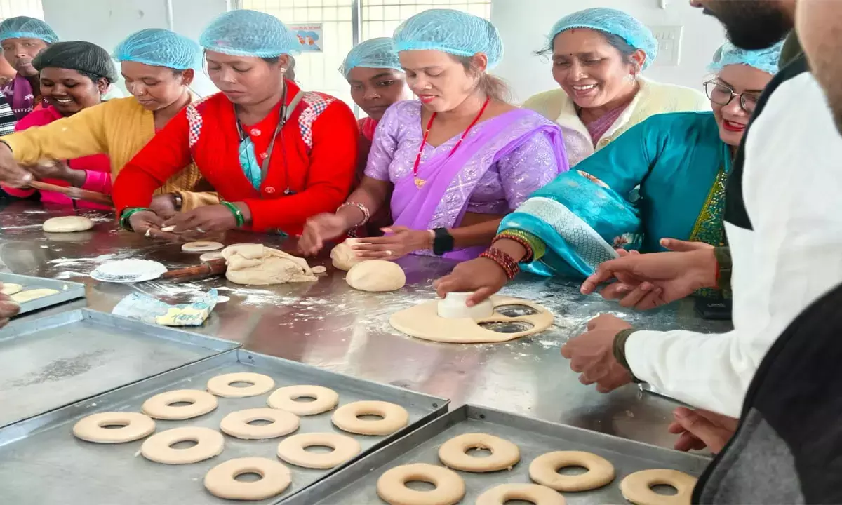 बेकरी उत्पाद बनाना सीखती हुईं महिलाएं