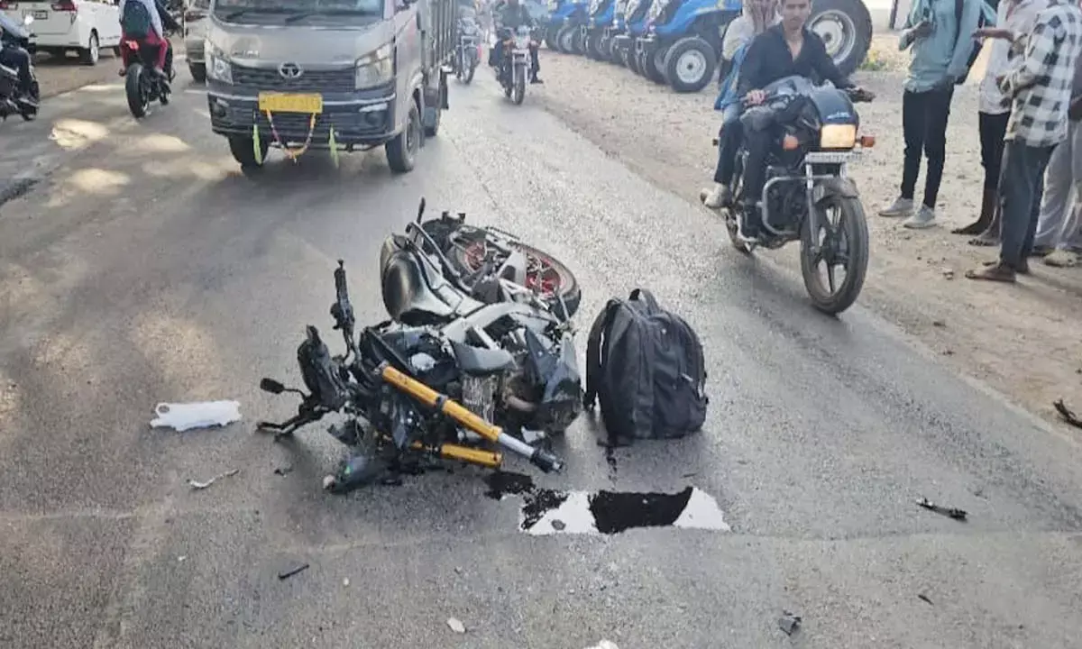 ट्रक ने बाइक को मारी टक्कर