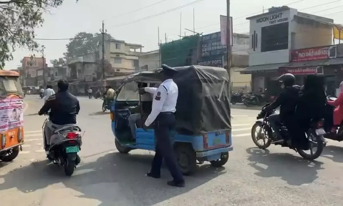 सड़क सुरक्षा को लेकर यातायात पुलिस सख्त : ई- रिक्शा चालकों पर की कार्रवाई, समझाइस देने के बाद भी नहीं पहने थे यूनिफॉर्म