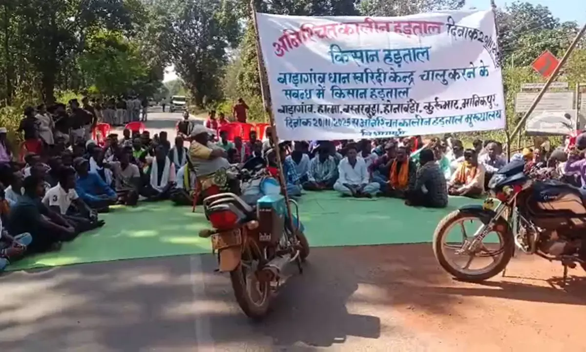 मुख्य मार्ग पर धरने पर बैठे किसान
