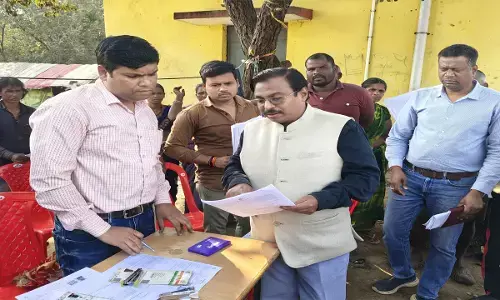 कार्यों का निरिक्षण करते हुए रायपुर संभाग के कमिश्नर महादेव कावरे