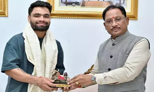 विस्फोटक बल्लेबाज़ रिंकू सिंह ने सीएम साय से की मुलाकात