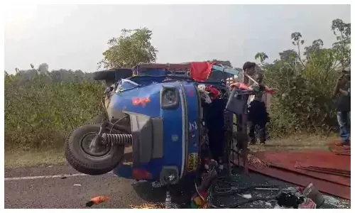 तेज रफ्तार ऑटो ने बाइक को मारी टक्कर, एक ही परिवार के तीन लोगों की मौत