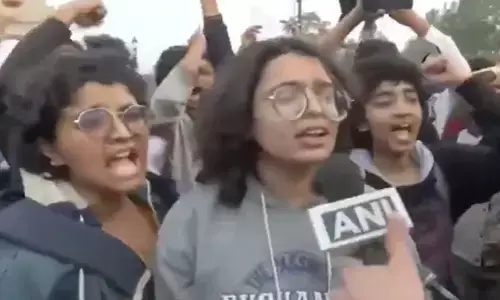 दिल्ली में हिडमा के समर्थन में नारे लगाते हुए छात्र