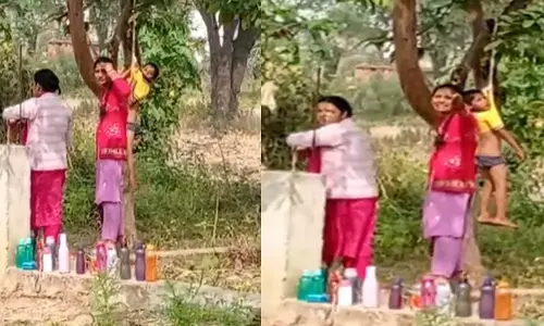 शिक्षिकाओं ने बच्चे को पेड़ से लटकाया