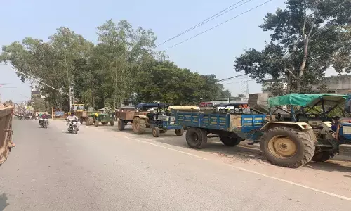 निर्माण कार्य में लगे ट्रैक्टर को प्रशासन ने किया जब्त निर्माण कार्य में लगे ट्रैक्टर को प्रशासन ने किया जब्त