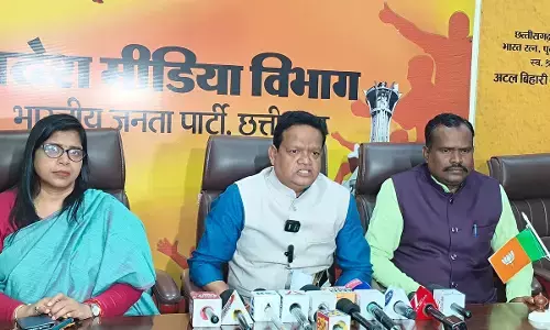 पत्रकारों से चर्चा करते हुए भाजपा प्रवक्ता