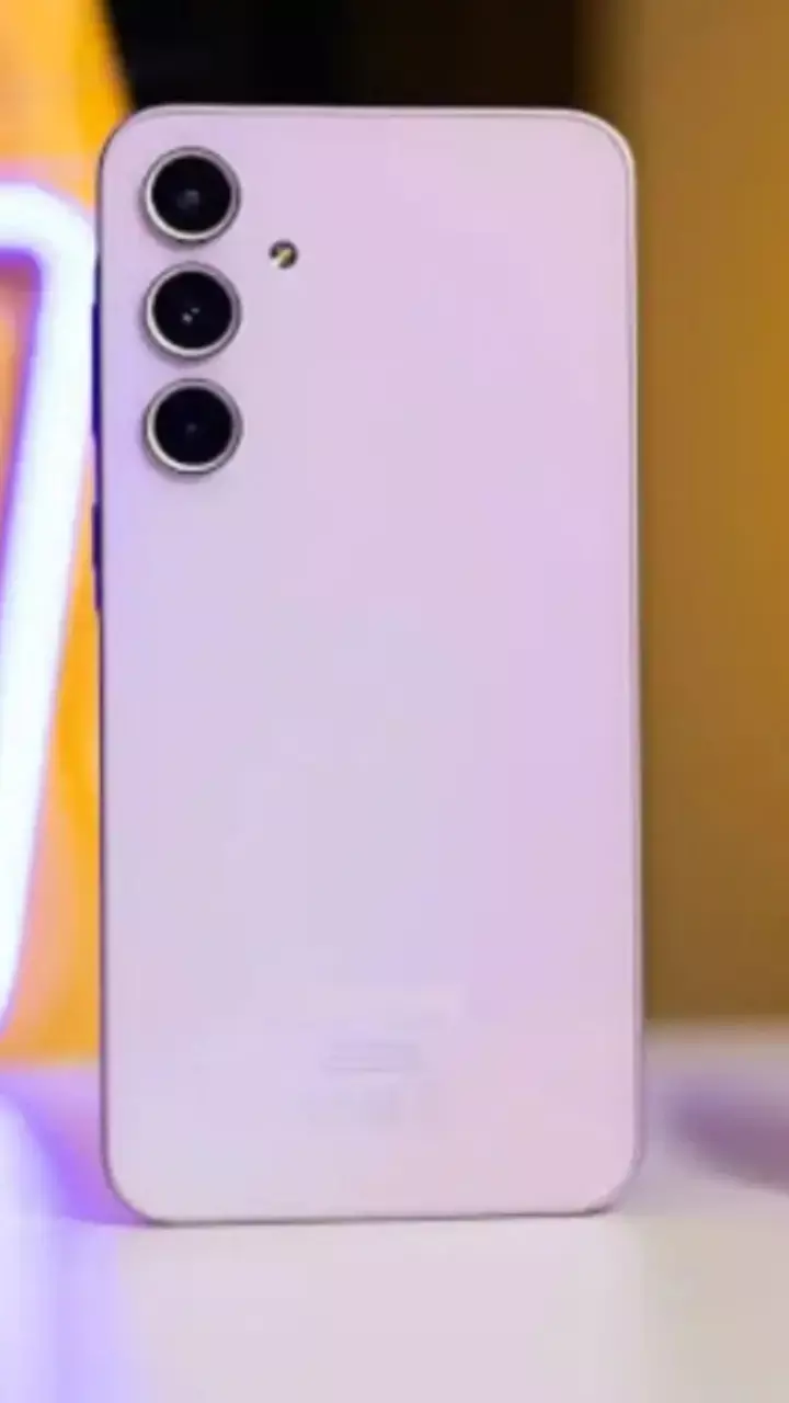 Samsung और Motorola के 5G स्मार्टफोन हुए और भी किफायती — लॉन्च प्राइस से पूरे 12,000 रूपये की गिरावट