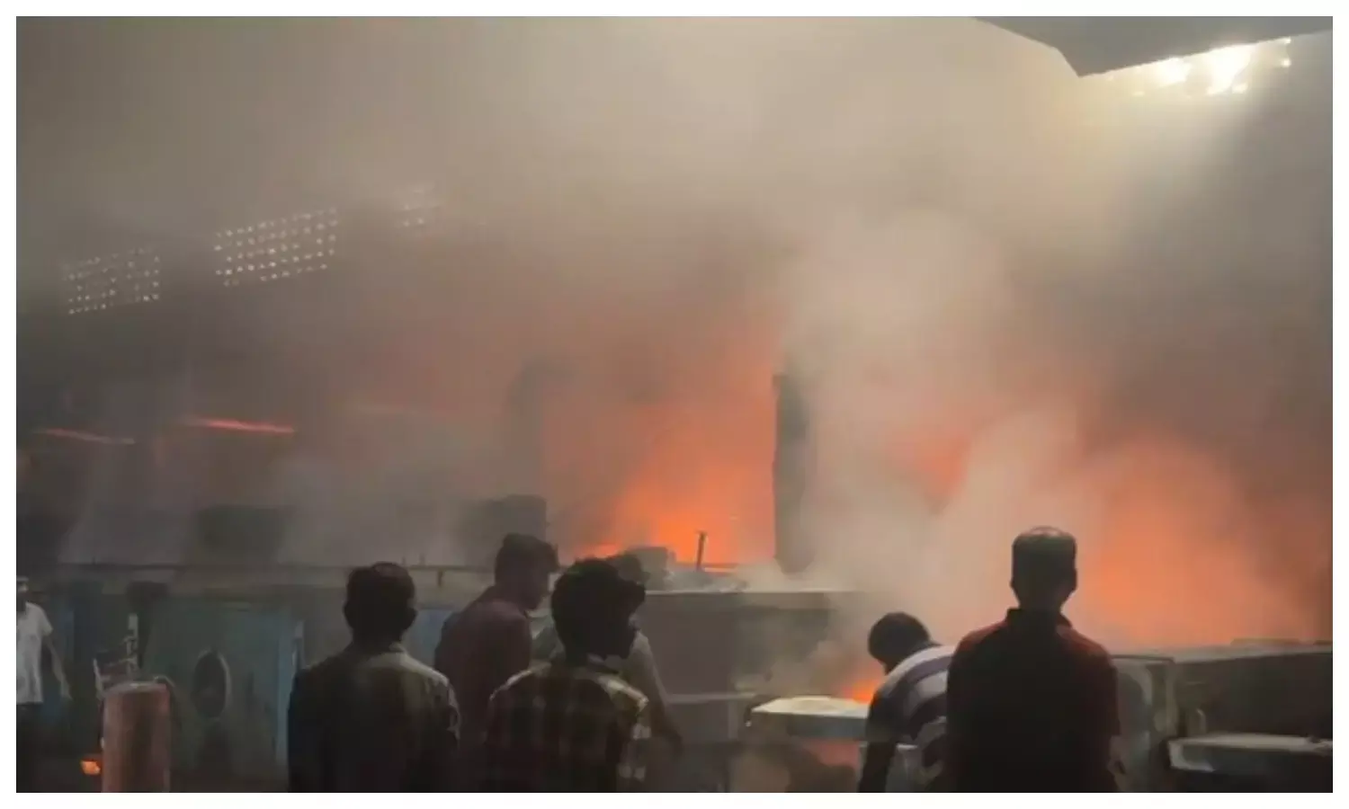 भरतपुर की फैक्ट्री में भीषण आग, कपड़ों के थान व मशीनें जलकर राख