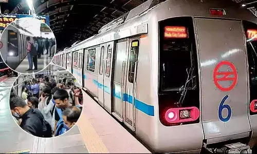 Man Jumps In Front Of Delhi Metro