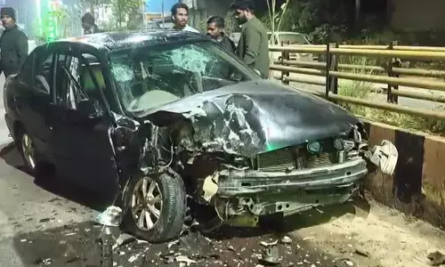 हादसे में कार के उड़े परखच्चे