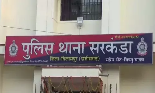 बंद कमरे में मिली दंपति की लाशः पति फंदे पर लटका था, पत्नी बेड पर मरी पड़ी मिली बंद कमरे में मिली दंपति की लाशः पति फंदे पर लटका था, पत्नी बेड पर मरी पड़ी मिली