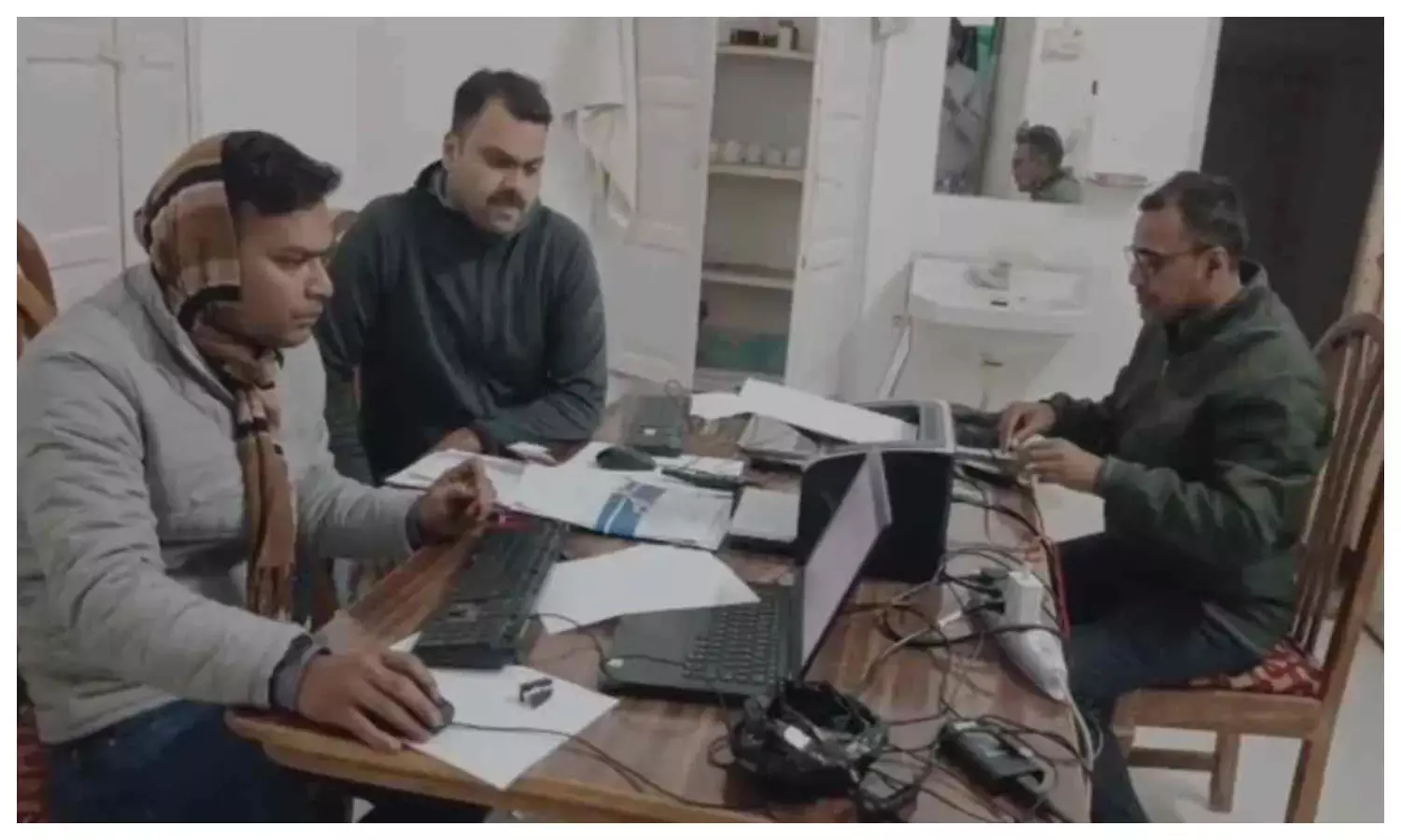 रिश्वत लेते लोकायुक्त ने नायब तहसीलदार को रंगे हाथों दबोचा, राजस्व निरीक्षक पर भी कसा शिकंजा रिश्वत लेते लोकायुक्त ने नायब तहसीलदार को रंगे हाथों दबोचा, राजस्व निरीक्षक पर भी कसा शिकंजा