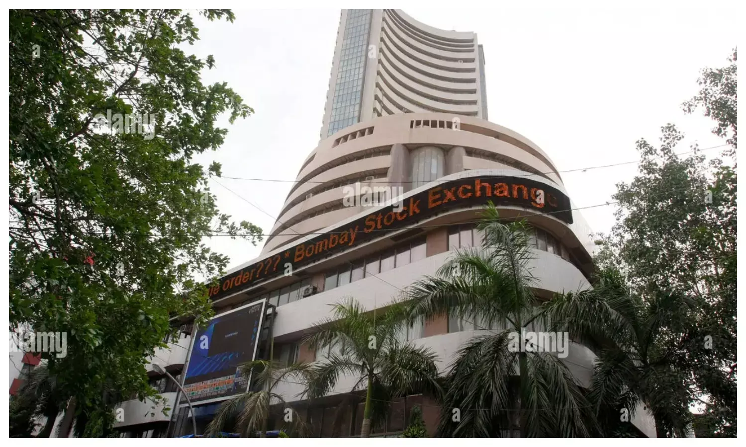 रिकॉर्ड हाई के नजदीक पहुंचे सेंसेक्स और निफ्टी-50, बीएसई के 576 शेयरों में 30% से ज्यादा गिरावट